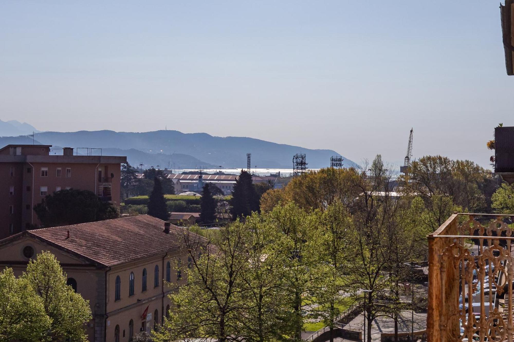 Апартаменты Elegante Dimora La Spezia-Free Parking Экстерьер фото